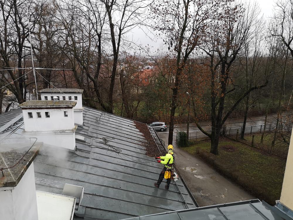 Tym razem na linach, czyli prace na dachu przy użyciu technik alpinistycznych!